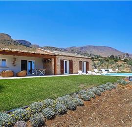 3 bedroom villa with infinity pool and jacuzzi, Scopello, sleeps 5-6